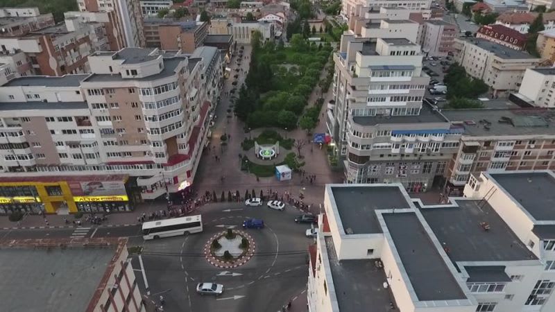 Echipament IT, servere și monitor în centru de date, reprezentând reluarea sistemului e-Terra Echipament IT, servere și monitor în centru de date, reprezentând reluarea sistemului e-Terra