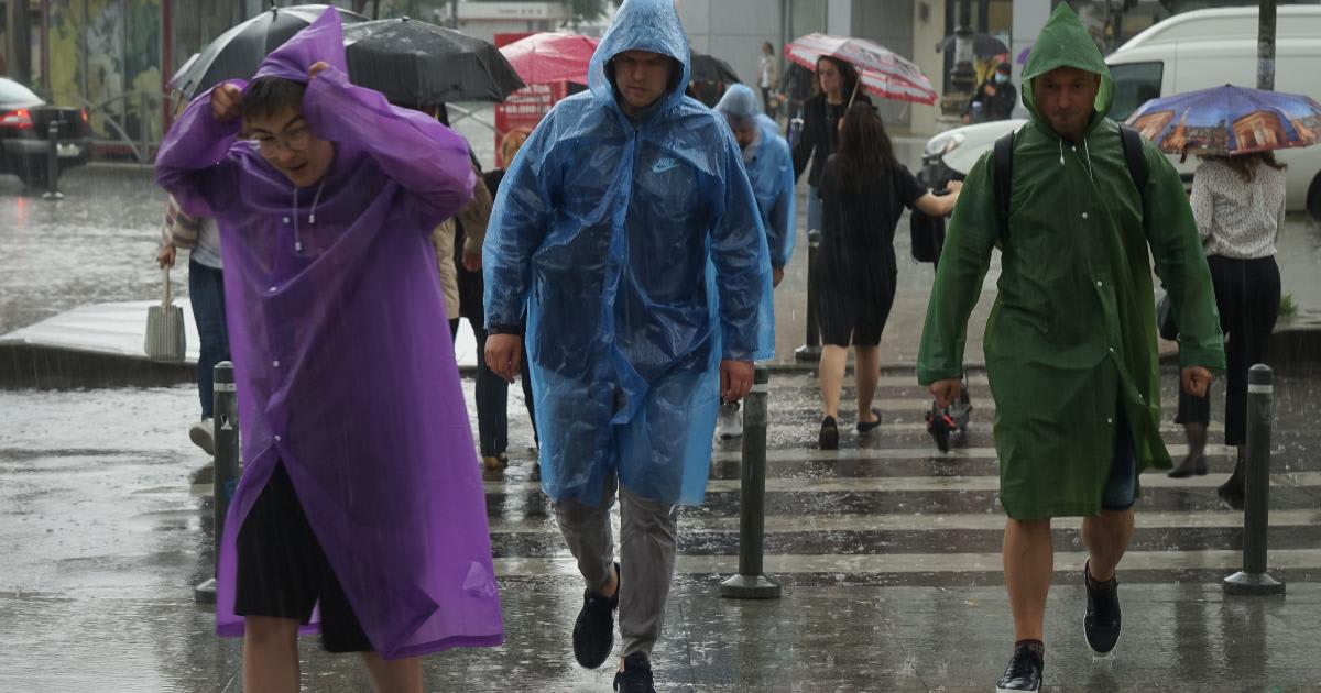 Vânt puternic și ploaie torențială peste peisaj montan din România Vânt puternic și ploaie torențială peste peisaj montan din România