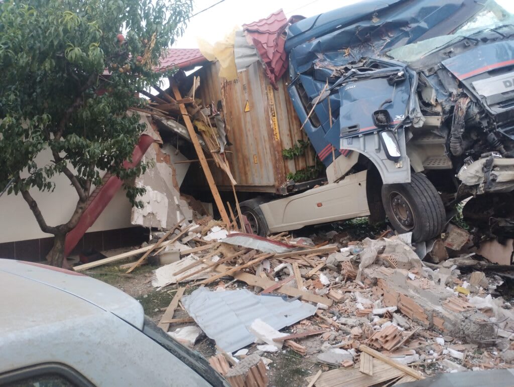 TIR spulberând o casă la Berezeni, intervenție pompieri TIR spulberând o casă la Berezeni, intervenție pompieri