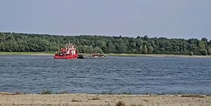 Barje scufundate pe Dunăre în zona Cernavodă Barje scufundate pe Dunăre în zona Cernavodă