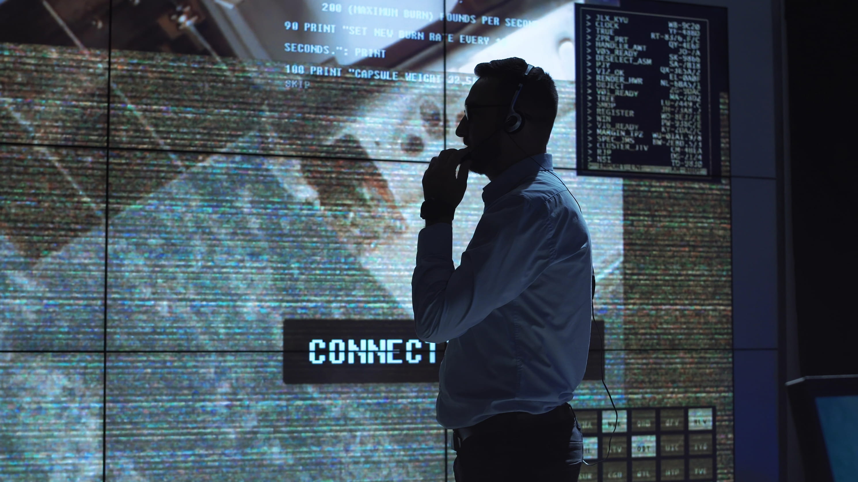 Bărbat în fața unui ecran futurist Bărbat în fața unui ecran futurist