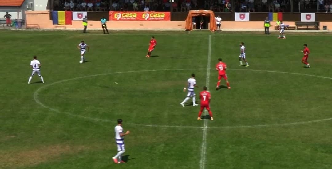 Jucători de fotbal în acțiune pe teren, meci Politehnica - Șelimbăr, 8 august 2026 Jucători de fotbal în acțiune pe teren, meci Politehnica - Șelimbăr, 8 august 2026