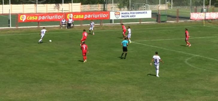 Jucători de fotbal în acțiune pe terenul de la Cisnădie Jucători de fotbal în acțiune pe terenul de la Cisnădie