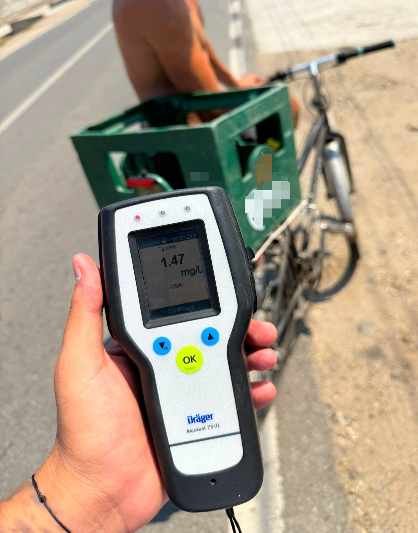 Polițiști rutieri doljeni verificând mașini și bicicliști Polițiști rutieri doljeni verificând mașini și bicicliști