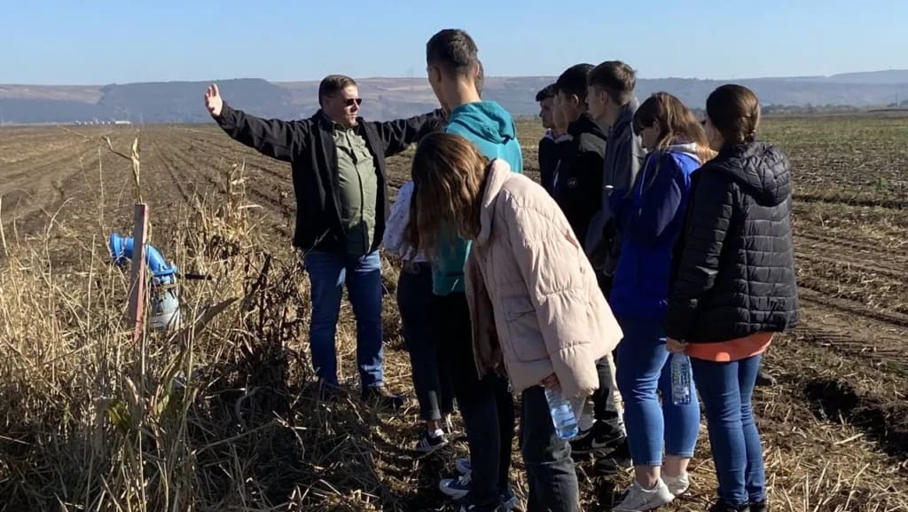 Elevi participând la activități practice în ferme moderne Elevi participând la activități practice în ferme moderne