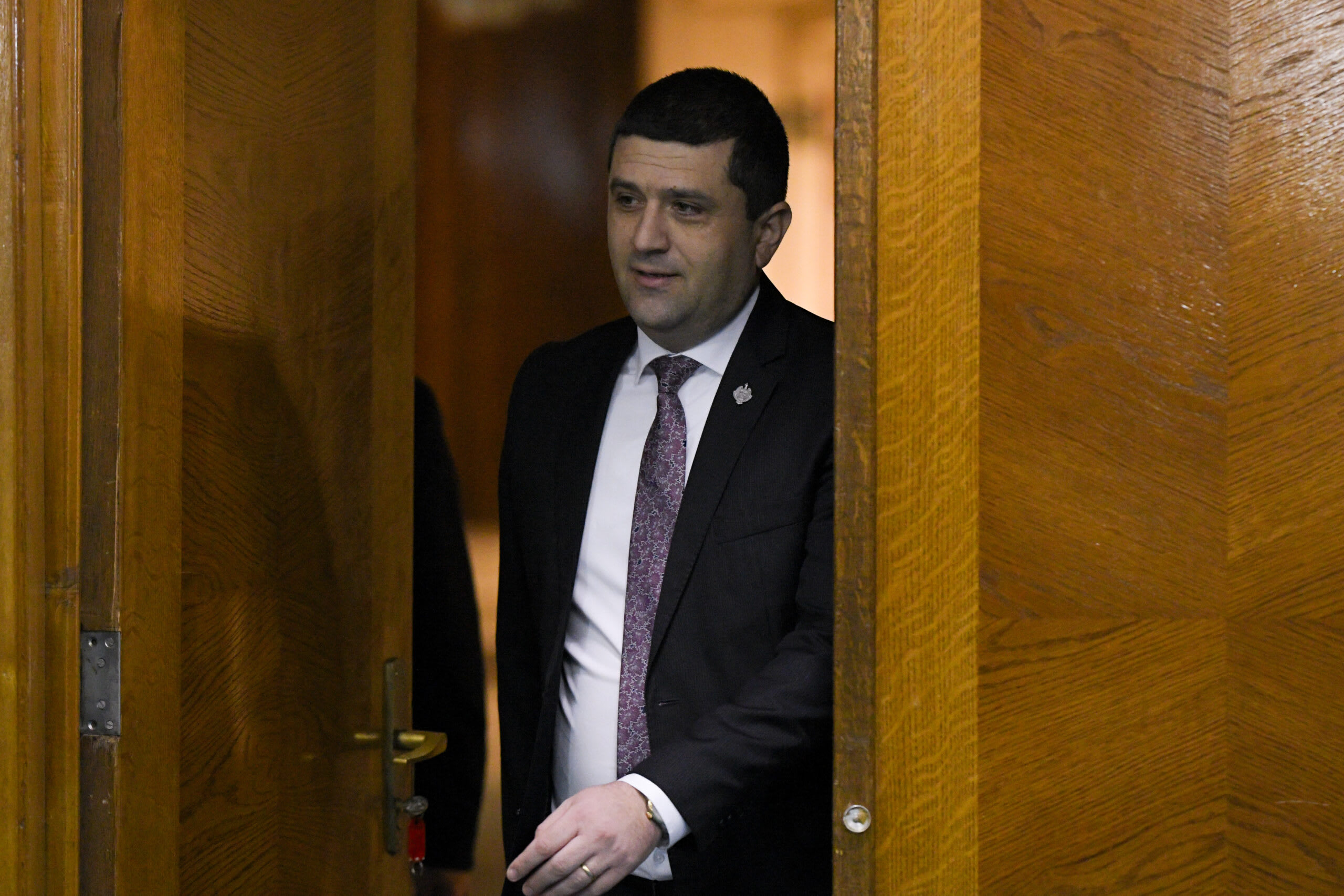 Radu Miruță explicând soluția politică pentru guvern Radu Miruță explicând soluția politică pentru guvern