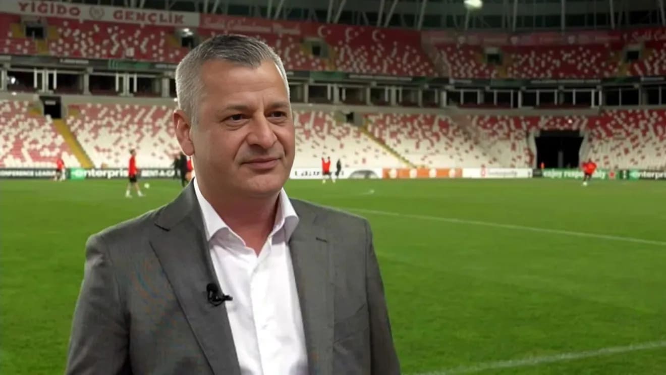Fotbalist CFR Cluj în acțiune pe teren Fotbalist CFR Cluj în acțiune pe teren
