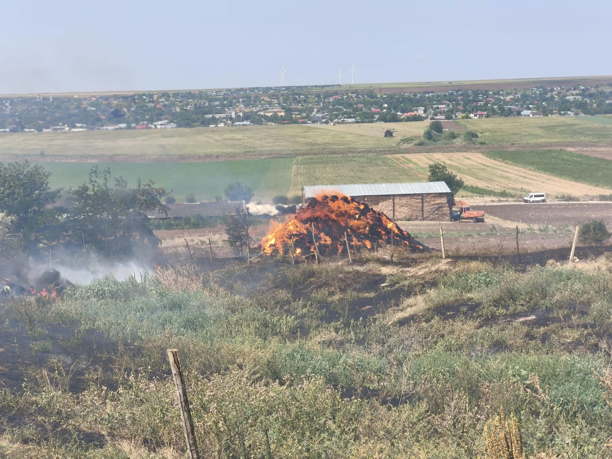 Incendiu violent în Pechea: peste 2.000 de baloți de paie și un saivan au ars, după ce focul a scăpat de sub control