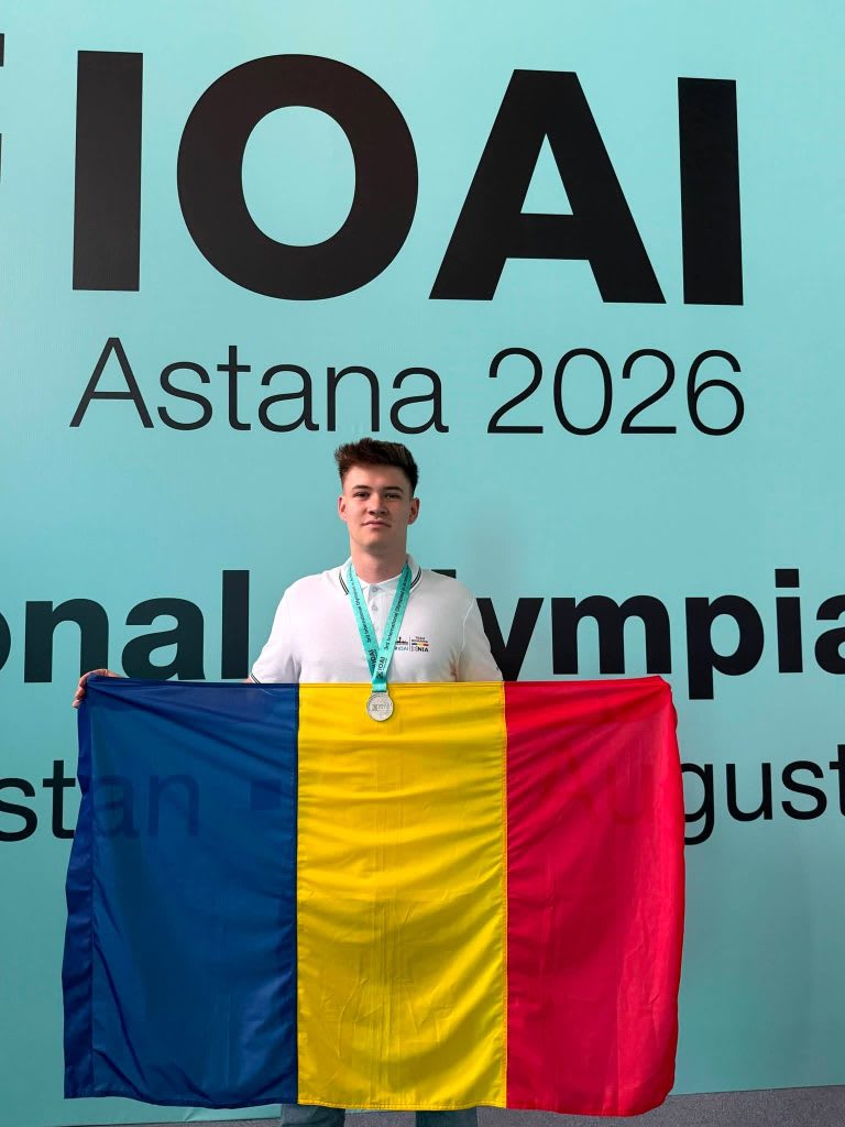 Elev român în fața diplomei de medaliat la Olimpiada Internațională de Inteligență Artificială Elev român în fața diplomei de medaliat la Olimpiada Internațională de Inteligență Artificială