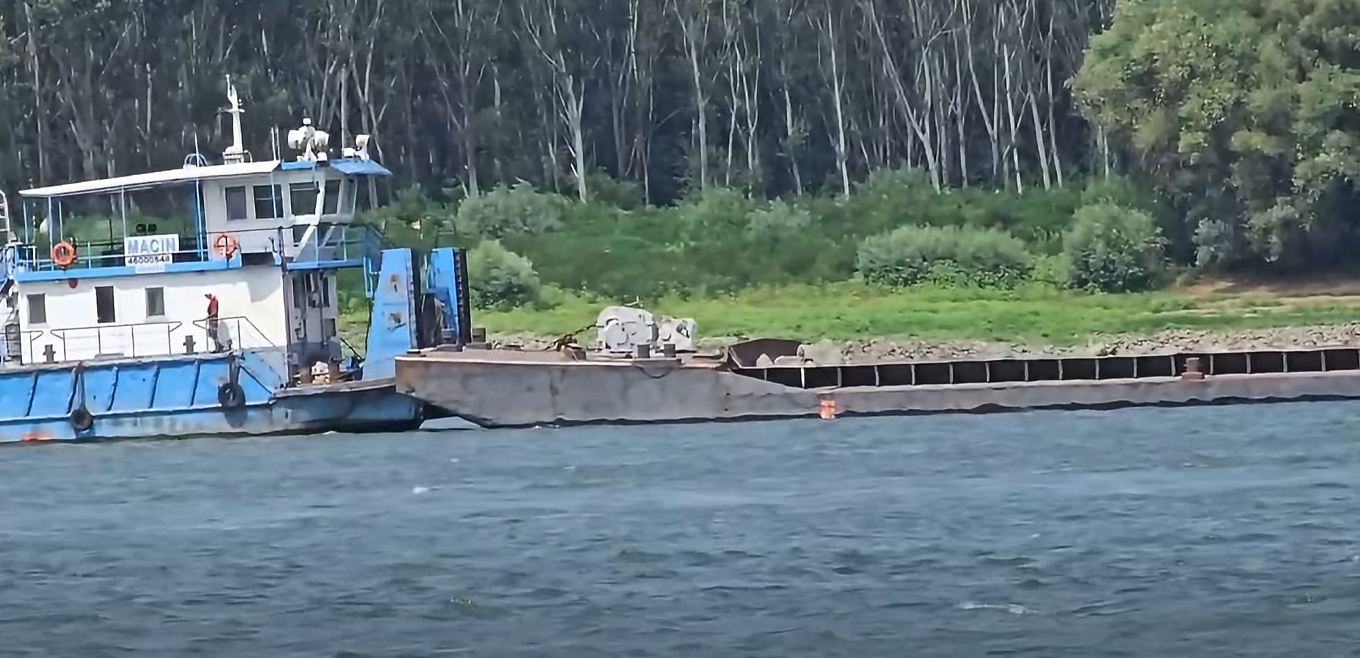 Operațiune de scufundare a barjelor pe Dunăre, echipamente și experți în acțiune Operațiune de scufundare a barjelor pe Dunăre, echipamente și experți în acțiune