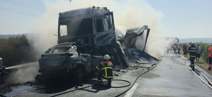 Echipaj de pompieri stingând un incendiu auto după accidentul de pe șoseaua Timișoara-Reșița Echipaj de pompieri stingând un incendiu auto după accidentul de pe șoseaua Timișoara-Reșița