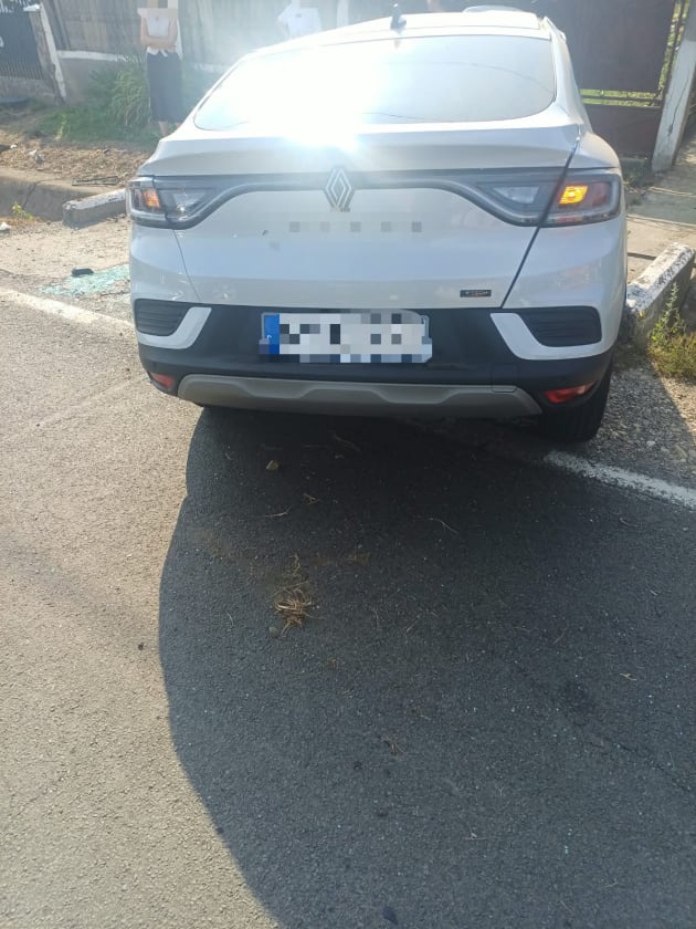 Un bărbat de 70 de ani a pierdut controlul asupra mașinii și a lovit un cap de pod în Suceava