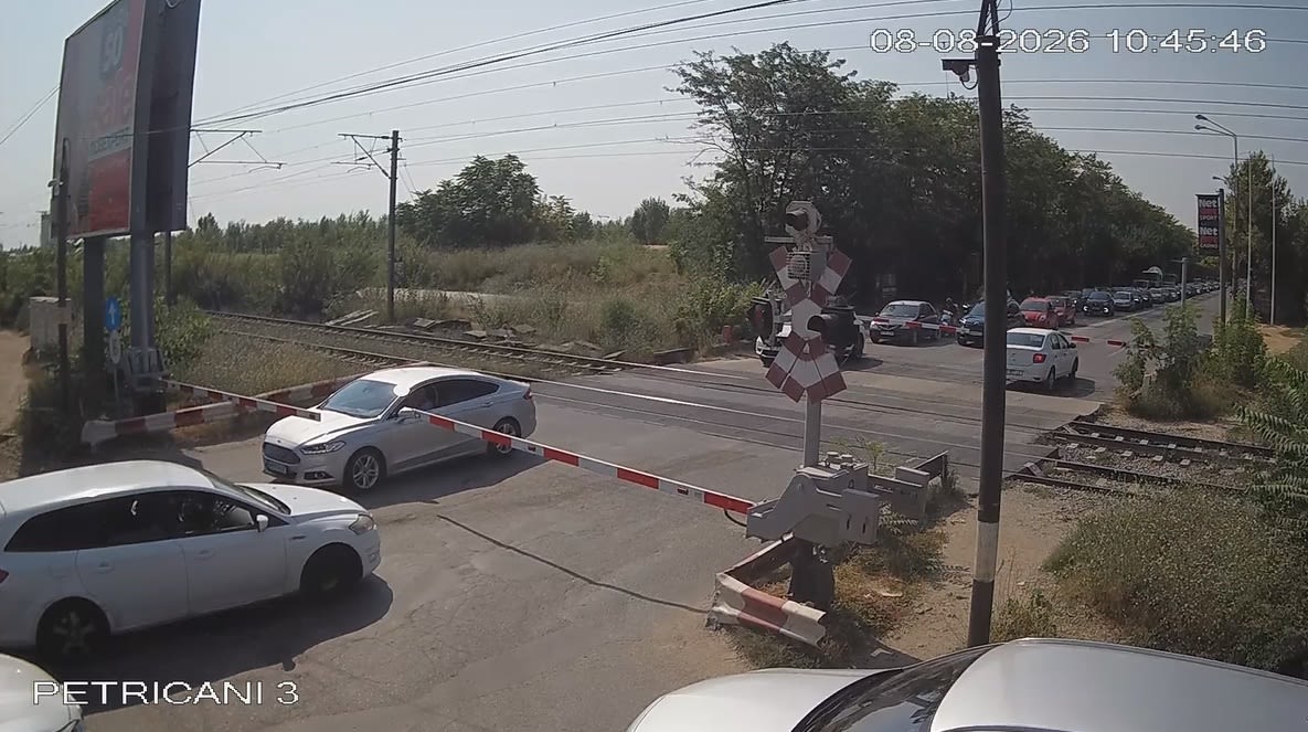 Șoferi între barierele de la Petricani, în timpul ridicării semibarierelor Șoferi între barierele de la Petricani, în timpul ridicării semibarierelor