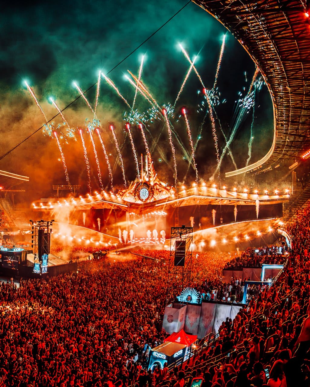 Public festival UNTOLD în fața scenei principale, mulțime entuziasmată