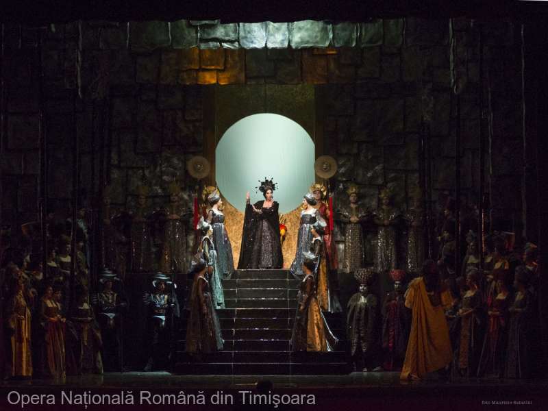 Spectacol operă Traviata la Opera din Timișoara, scena cu artiști în costume elegante Spectacol operă Traviata la Opera din Timișoara, scena cu artiști în costume elegante