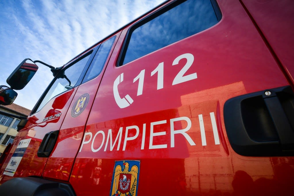 Incendiu într-un bloc din Alunu: o femeie a fost salvată, un bărbat a fost găsit stins din viață