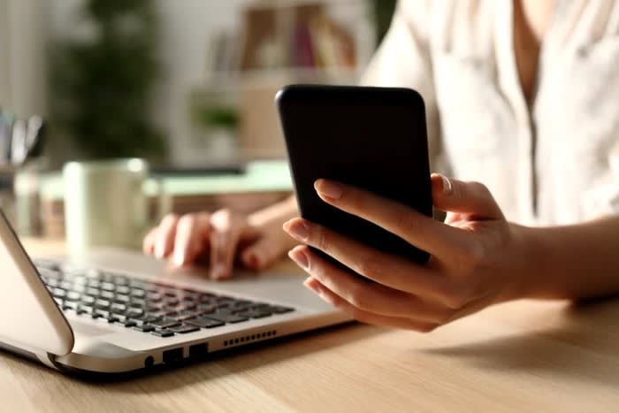 Femeie care cumpără online Femeie care cumpără online