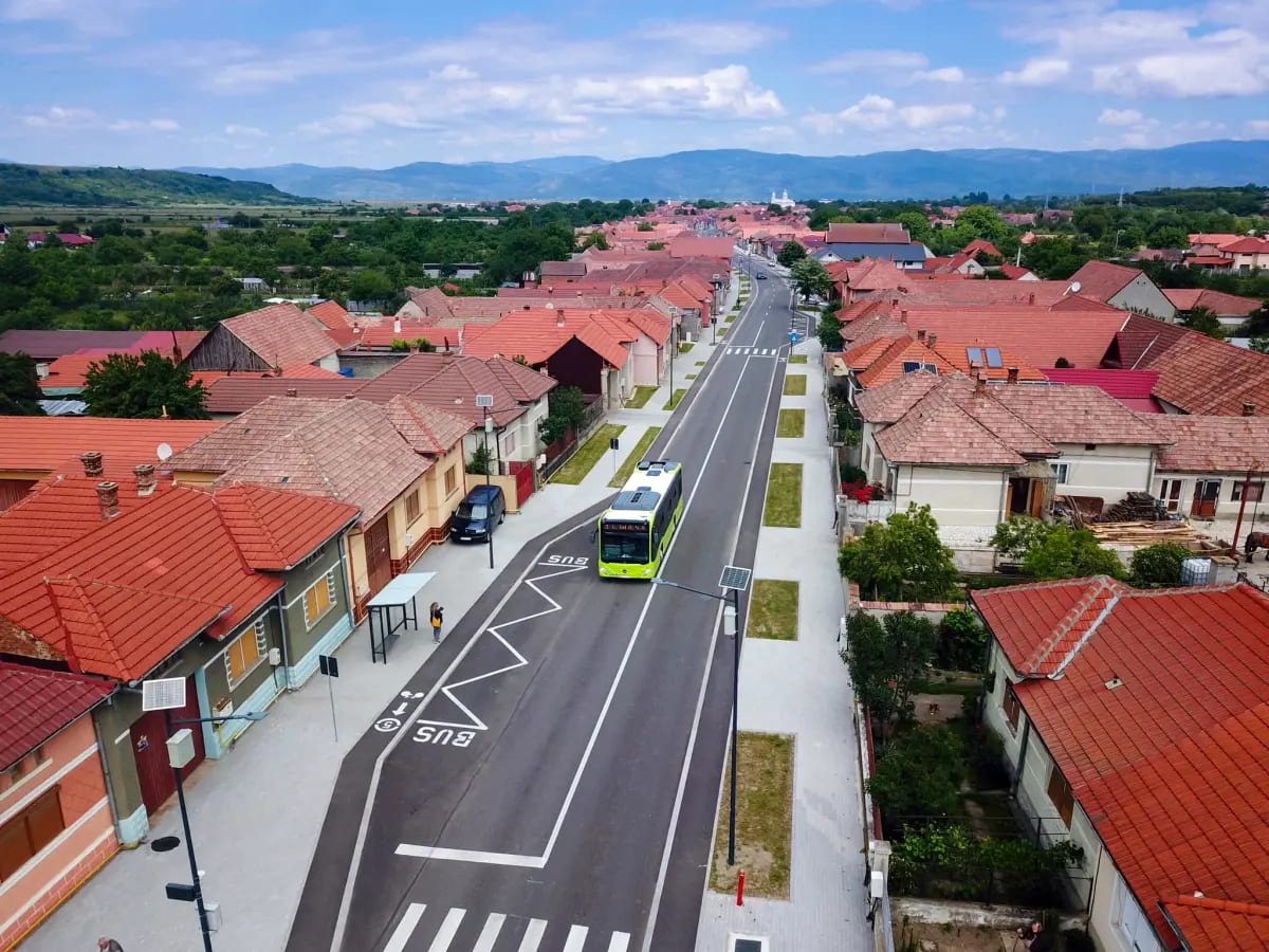 Polițist în acțiune la locul accidentului rutier din Cugir Polițist în acțiune la locul accidentului rutier din Cugir