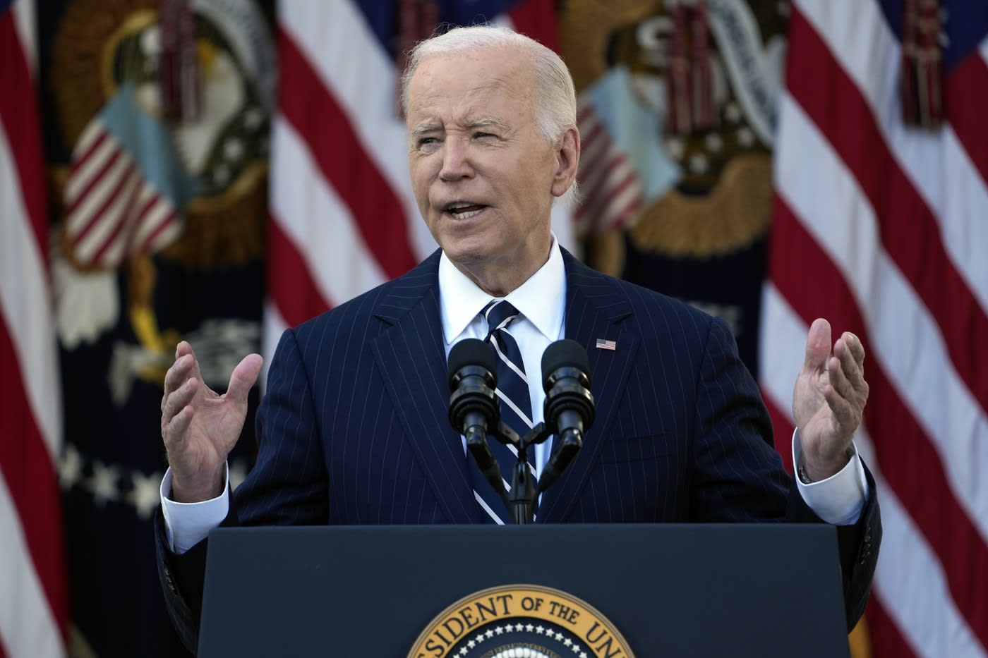 Joe Biden în discurs public, în vârstă, cu expresie serioasă Joe Biden în discurs public, în vârstă, cu expresie serioasă