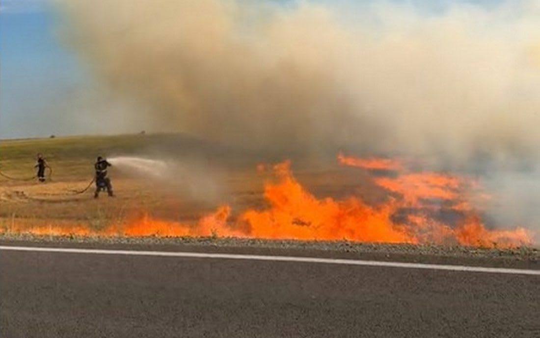 Pompieri stingând incendiu de păioase în Slobozia Conachi Pompieri stingând incendiu de păioase în Slobozia Conachi