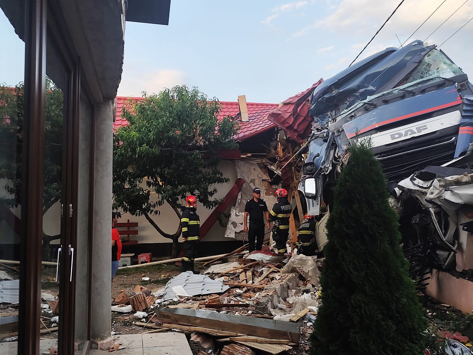 TIR avariat în accident, case și mașini distruse în Berezeni TIR avariat în accident, case și mașini distruse în Berezeni