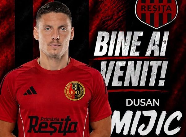 Fundaș sârb Dušan Mijić în tricoul CSM Reșița pe teren Fundaș sârb Dušan Mijić în tricoul CSM Reșița pe teren