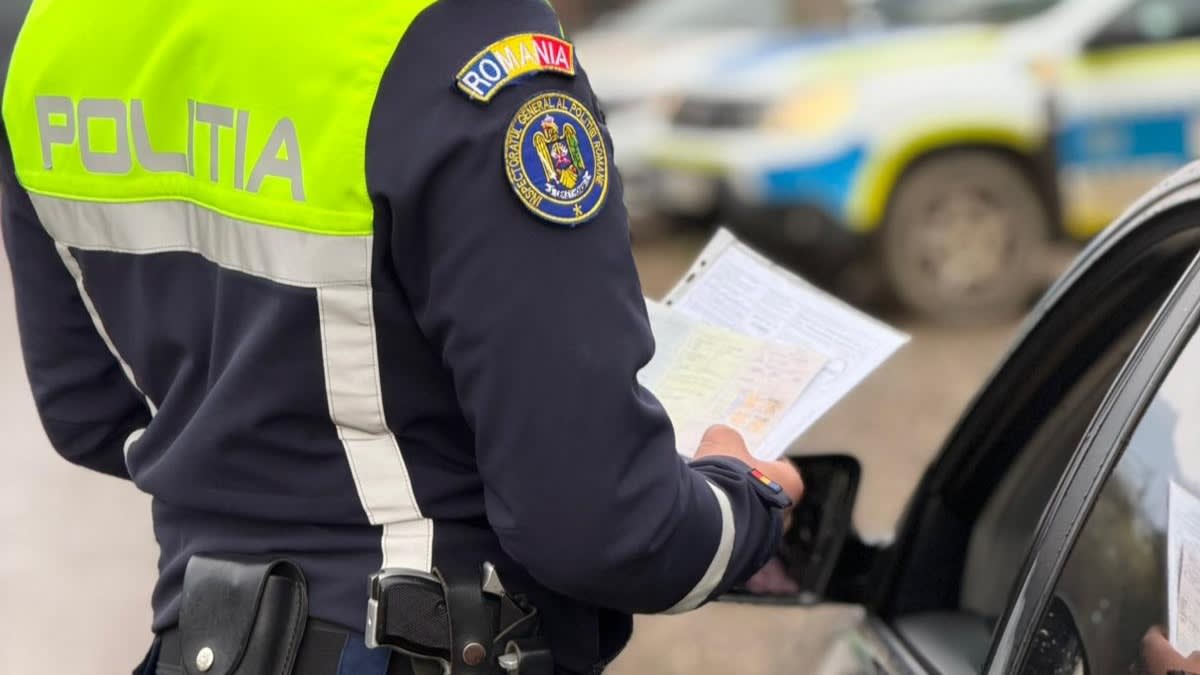 Polițiști inspectând un autoturism Polițiști inspectând un autoturism