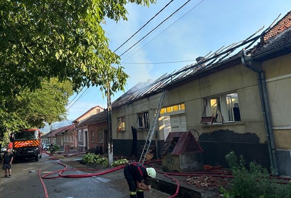 Un incendiu devastator la Dalboşeț: o femeie a fost carbonizată, casa a ars din temelii