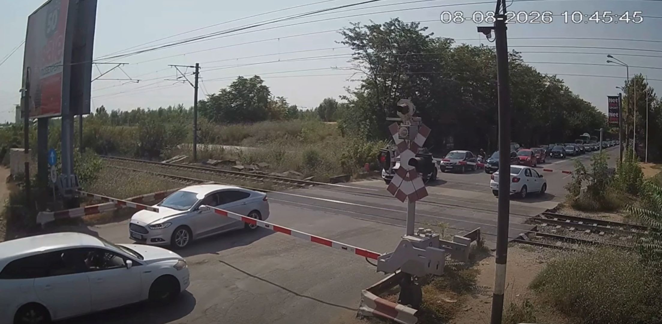 Trei șoferi au rămas blocați între barierele de pe Șoseaua Petricani. Ce spune CFR și cum poți avertiza mecanicul că ești în pericol pe șine