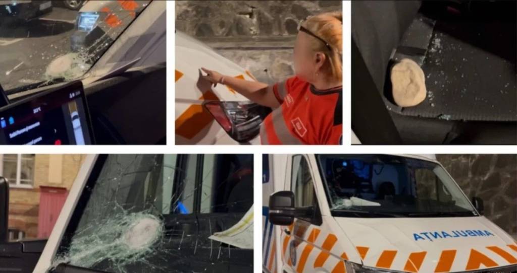 Ambulanță atacată cu bâte și topoare în Recea-Cristur, Cluj Ambulanță atacată cu bâte și topoare în Recea-Cristur, Cluj