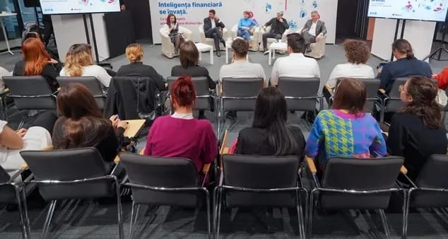 Profesor buzoian susținând training de educație financiară elevilor Profesor buzoian susținând training de educație financiară elevilor