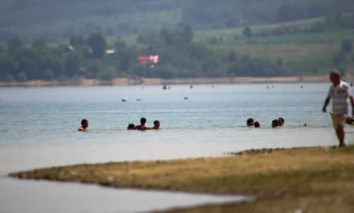 Termometru cu temperaturi ridicate, soare puternic, peisaj de vară în România Termometru cu temperaturi ridicate, soare puternic, peisaj de vară în România
