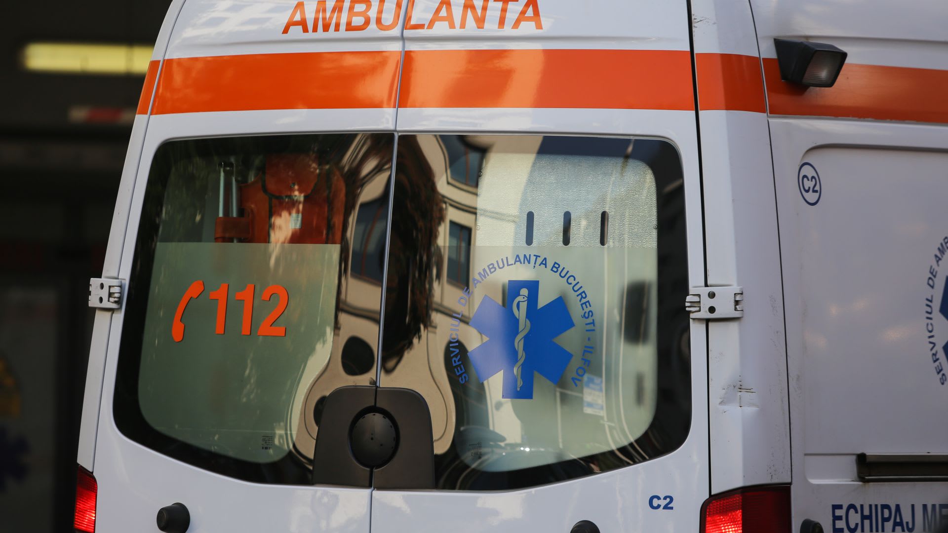 Ambulanță din Cluj vandalizată în timpul unei misiuni, echipaj în acțiune Ambulanță din Cluj vandalizată în timpul unei misiuni, echipaj în acțiune