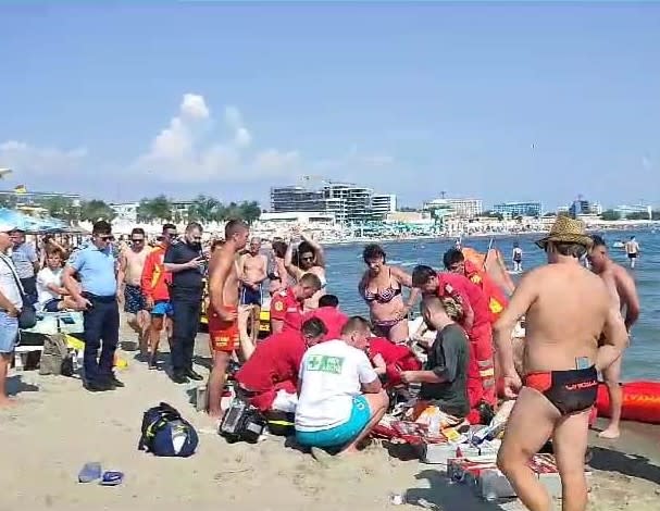Echipaj SMURD intervenind pe plaja din Mamaia Nord pentru salvare Echipaj SMURD intervenind pe plaja din Mamaia Nord pentru salvare