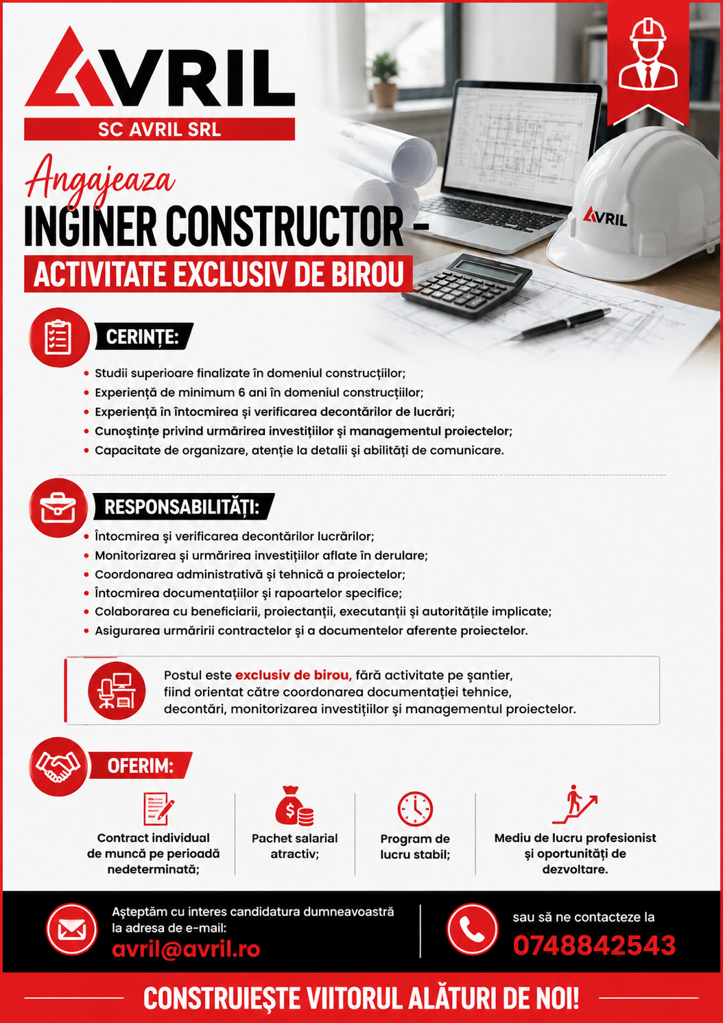 Inginer constructor verificând documentație tehnică în birou Inginer constructor verificând documentație tehnică în birou