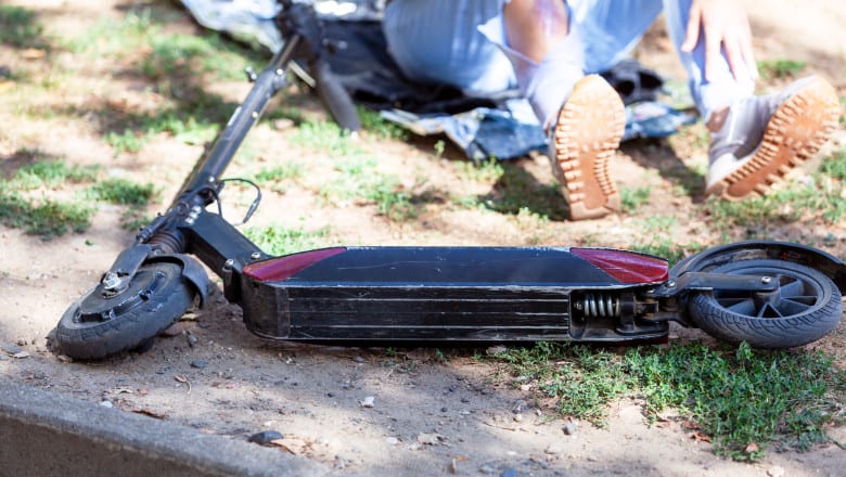 Accident rutier între mașină și trotinetă electrică Accident rutier între mașină și trotinetă electrică