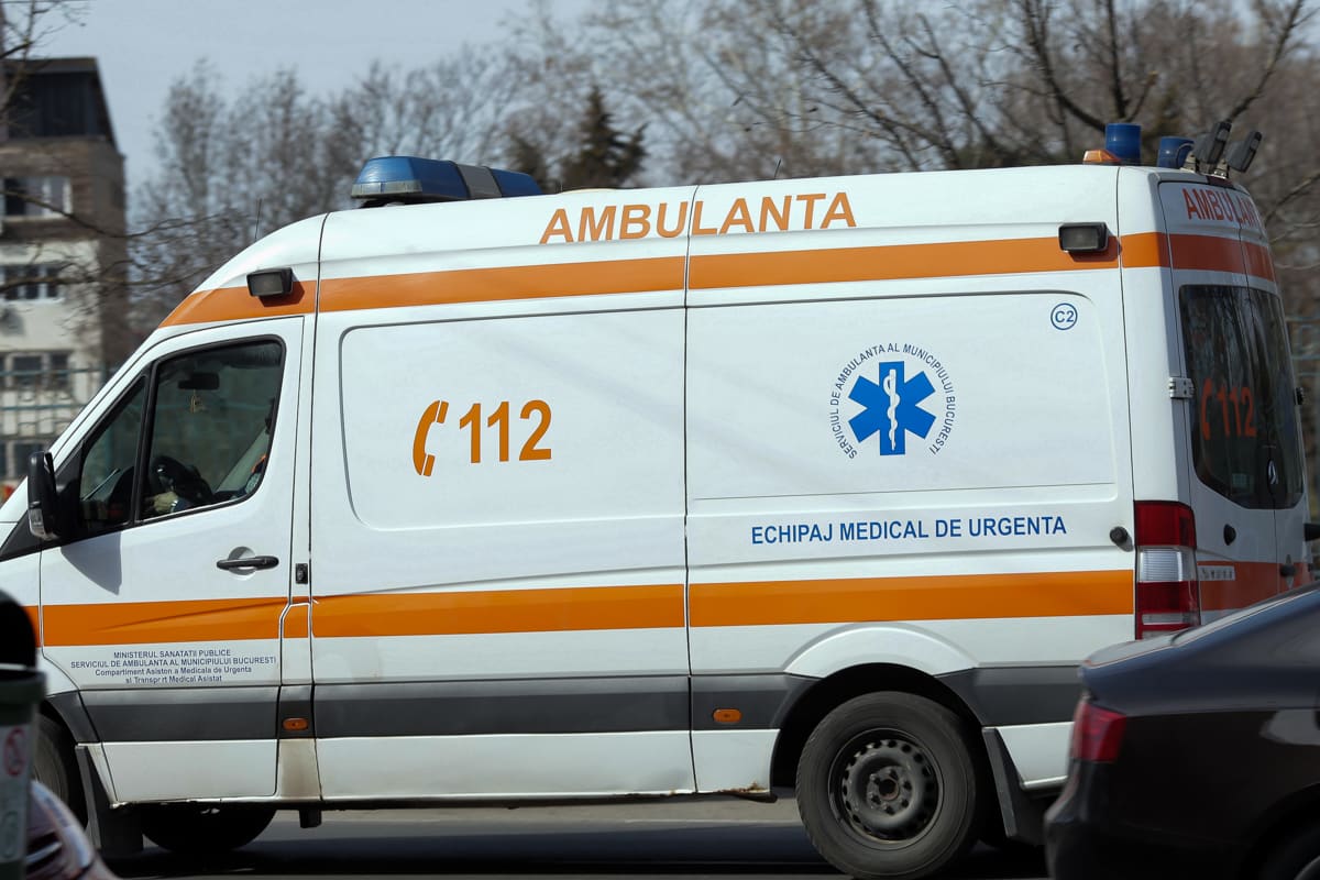 Ambulanță atacată cu bâte și pietre în județul Cluj Ambulanță atacată cu bâte și pietre în județul Cluj