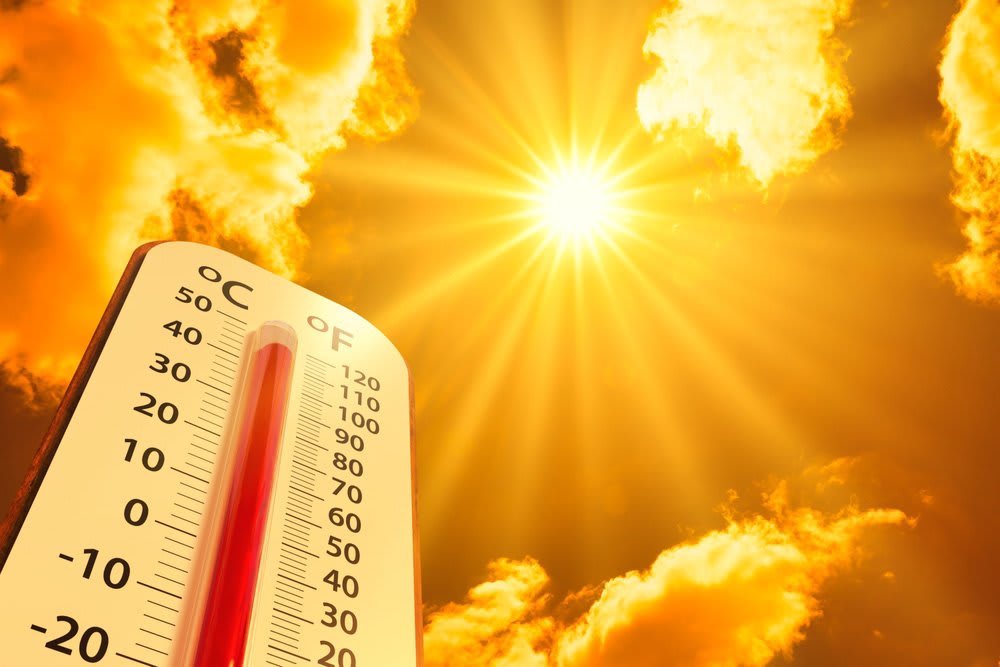 Termometru cu temperaturi ridicate, soare puternic, peisaj de vară Termometru cu temperaturi ridicate, soare puternic, peisaj de vară