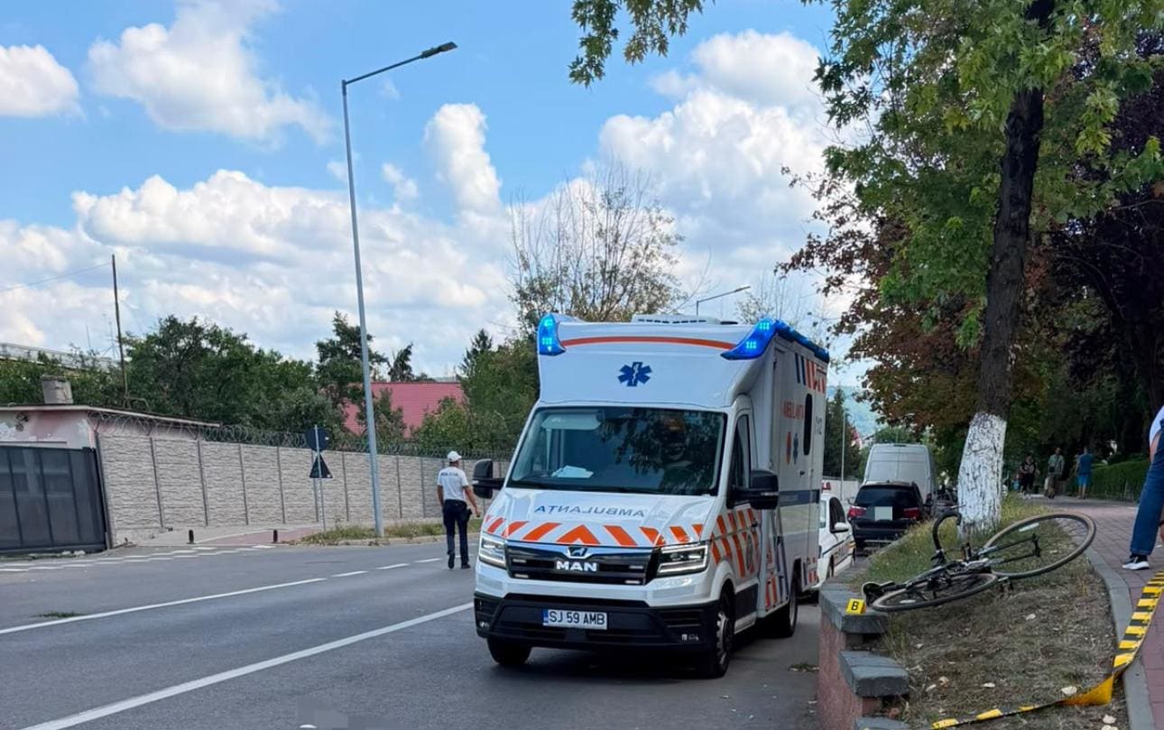 Biciclist căzând pe pista de biciclete din Zalău Biciclist căzând pe pista de biciclete din Zalău