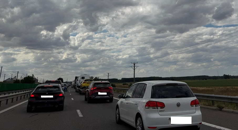 Trafic aglomerat pe Autostrada A2 cu coloane de mașini și accident rutier Trafic aglomerat pe Autostrada A2 cu coloane de mașini și accident rutier