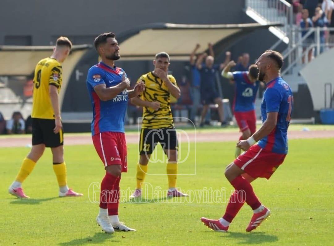 Jucători de fotbal în acțiune pe stadionul din Târgoviște Jucători de fotbal în acțiune pe stadionul din Târgoviște