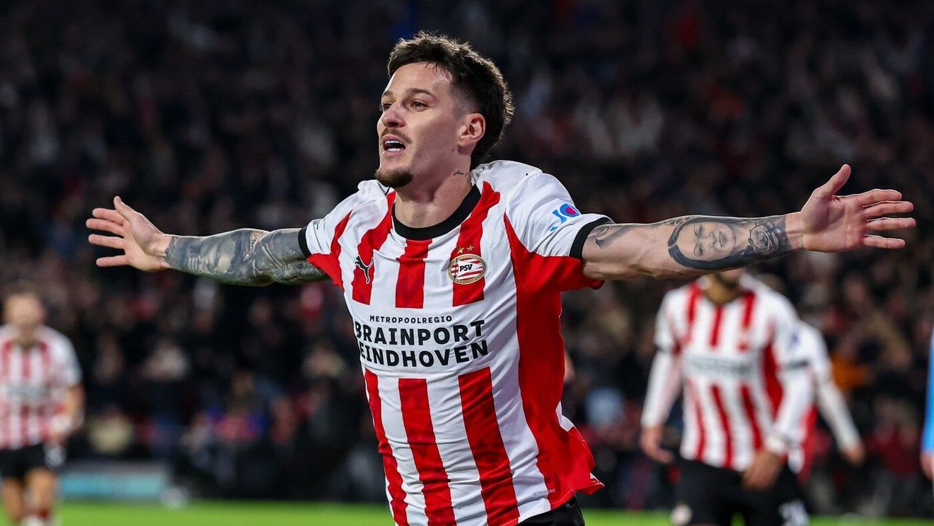 Dennis Man în tricoul PSV Eindhoven pe terenul de fotbal Dennis Man în tricoul PSV Eindhoven pe terenul de fotbal