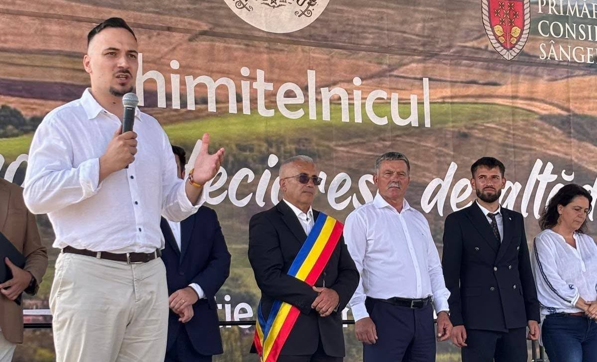 Deputatul Răzvan Biro la festivalul satului Chimitelnic în România Deputatul Răzvan Biro la festivalul satului Chimitelnic în România
