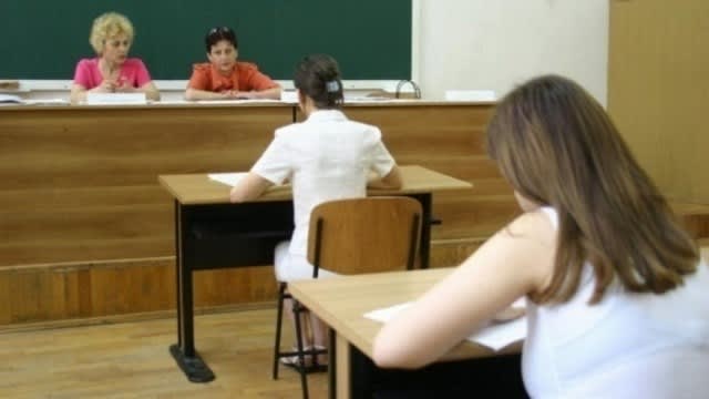 Elevi susținând examenul de Bacalaureat în sală Elevi susținând examenul de Bacalaureat în sală