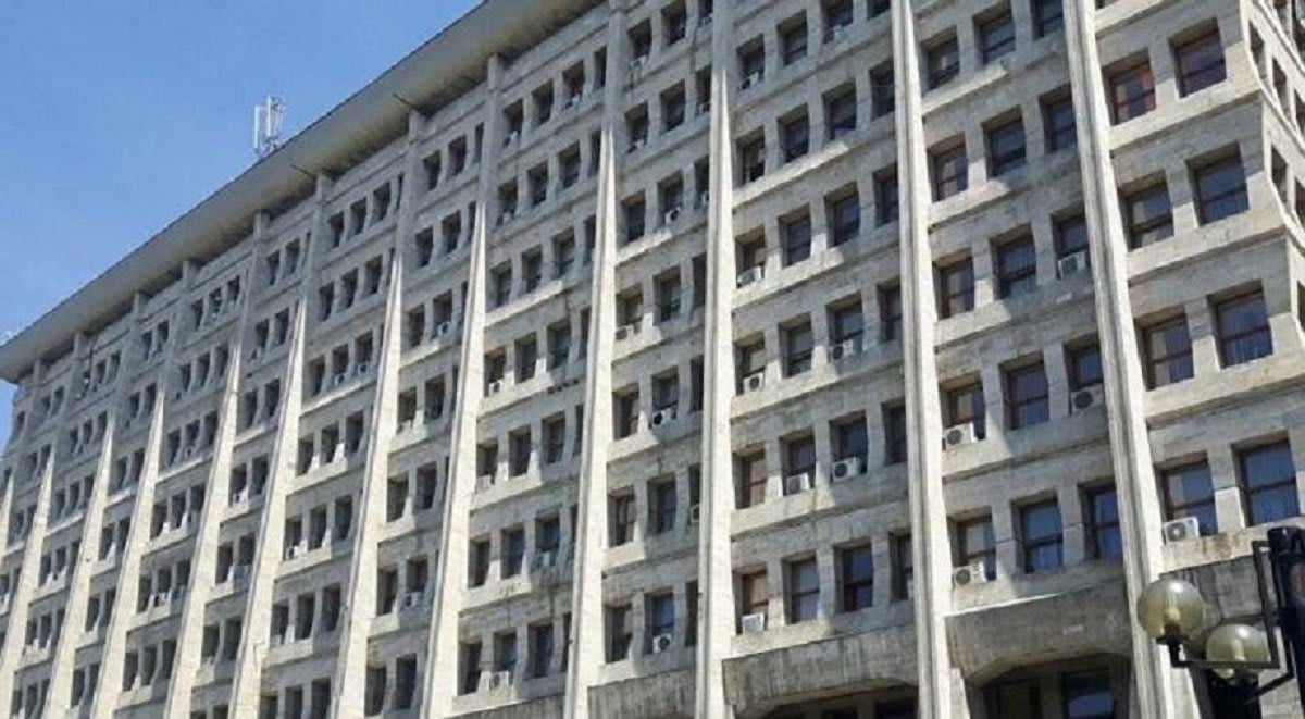 Panouri fotovoltaice instalate pe terasa Palatului Administrativ din Ploiești Panouri fotovoltaice instalate pe terasa Palatului Administrativ din Ploiești