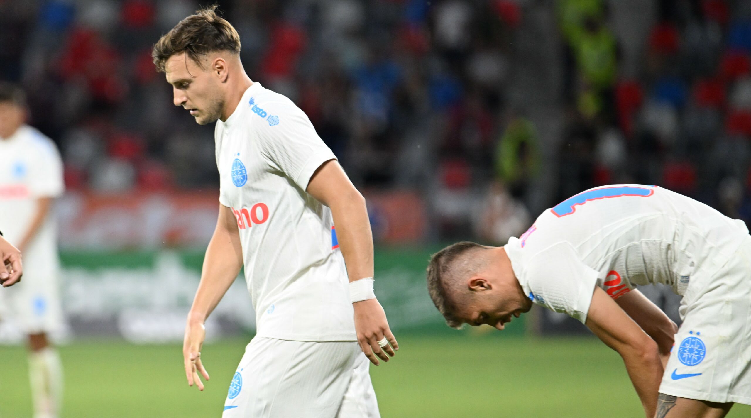 Dennis Politic în acțiune pe terenul de fotbal Dennis Politic în acțiune pe terenul de fotbal