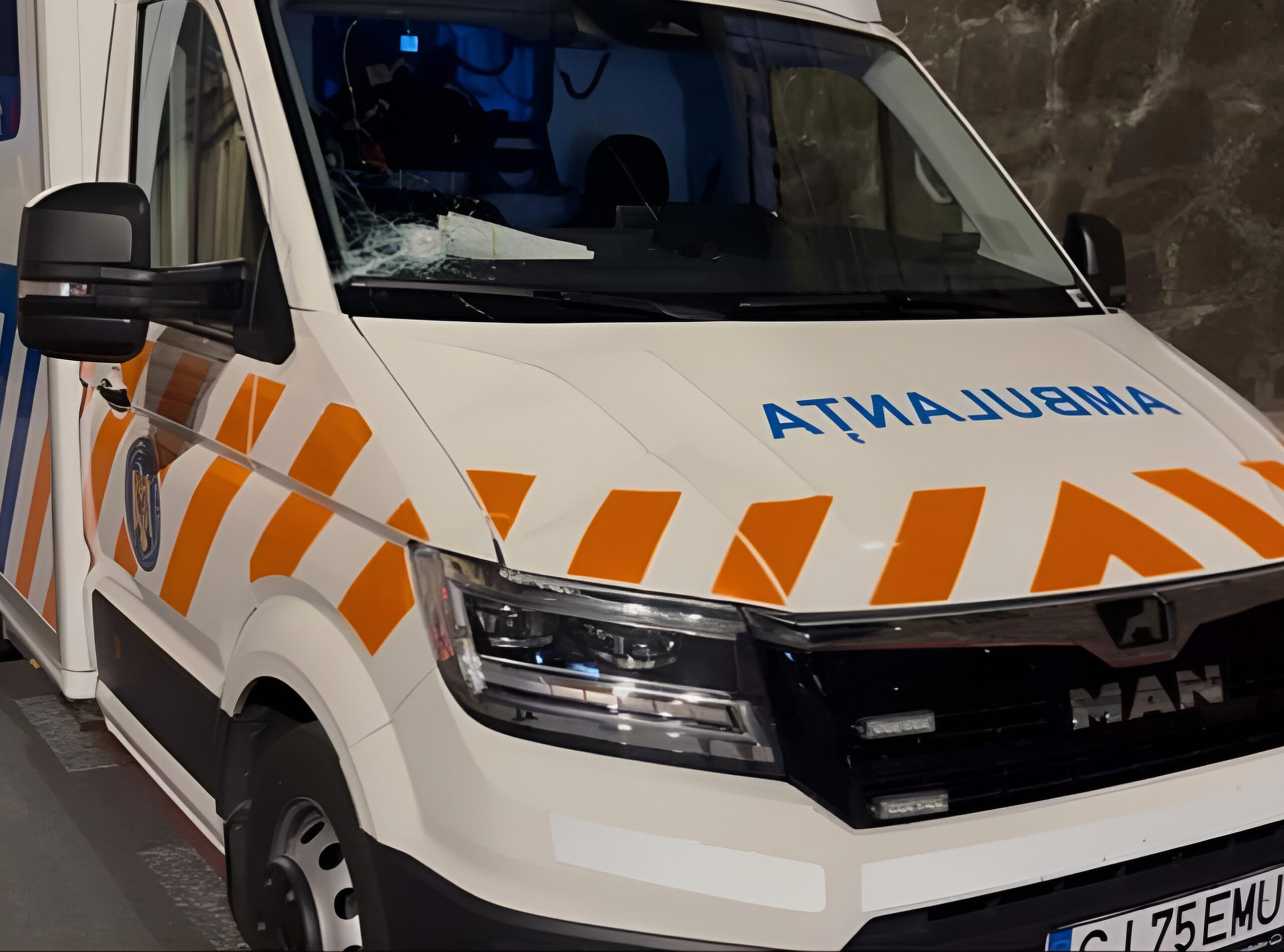 Dezbatere la metrou în București: ambulanța atacată după zvonuri false despre furt de copii