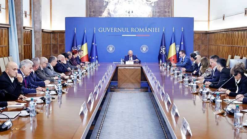 Bugetarii au amenințat cu proteste în contextul tăierii sporurilor de către premierul Bolojan