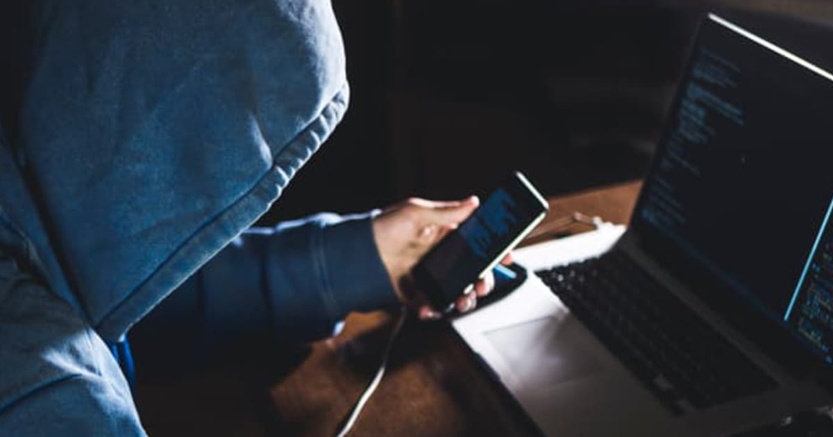 Polițist român avertizând despre fraude telefonice Polițist român avertizând despre fraude telefonice