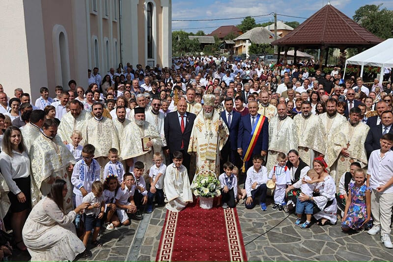 Preasfințitul Părinte Iustin sfințește biserica din Fărcașa, Maramureș
